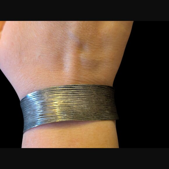 925 Sterling Silver Oxidized Wavy Textured Open Adjustable 20mm Size 7 Bangle - Picture 2 of 10